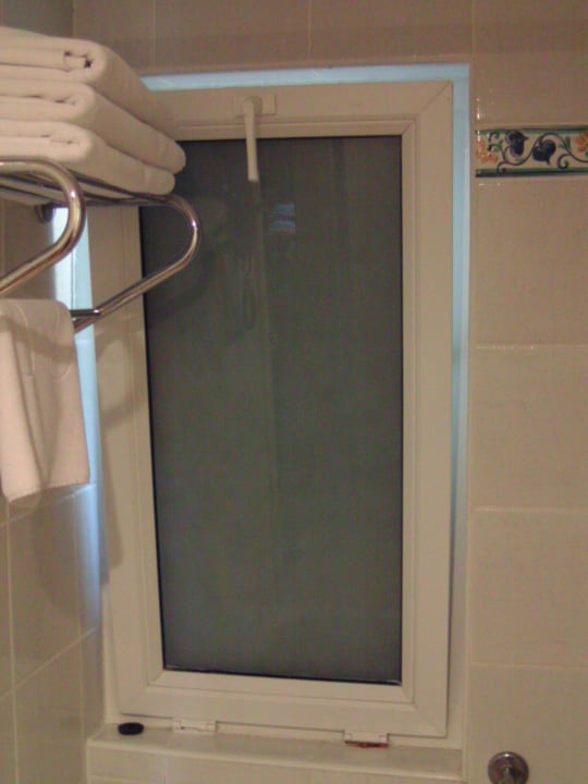 Badezimmerfenster in der Dusche Le Jardin Resort