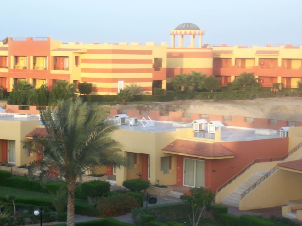 Rundum schöne Gebäude Malikia Resort Abu Dabbab