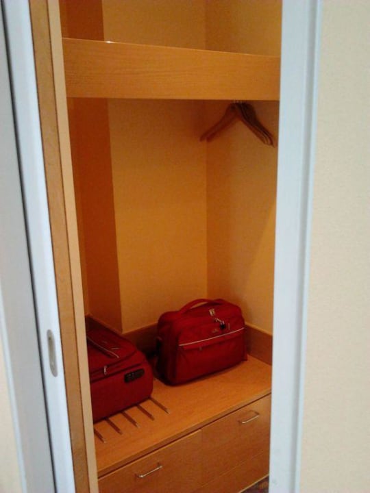 Garderobe, mehr gibt es allerdings nicht Hotel NH Dortmund
