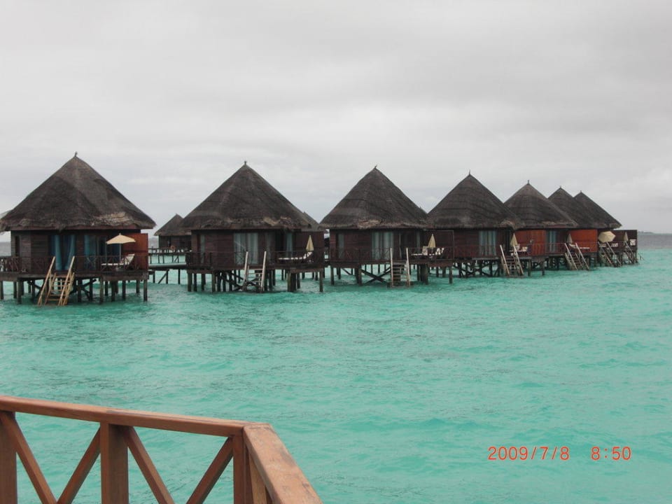Von unserer Terrasse Sicht auf die älteren Bungis Thulhagiri Island Resort
