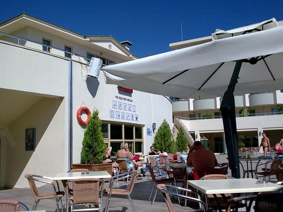 Sitzgelegenheit am Pool Side Breeze Hotel