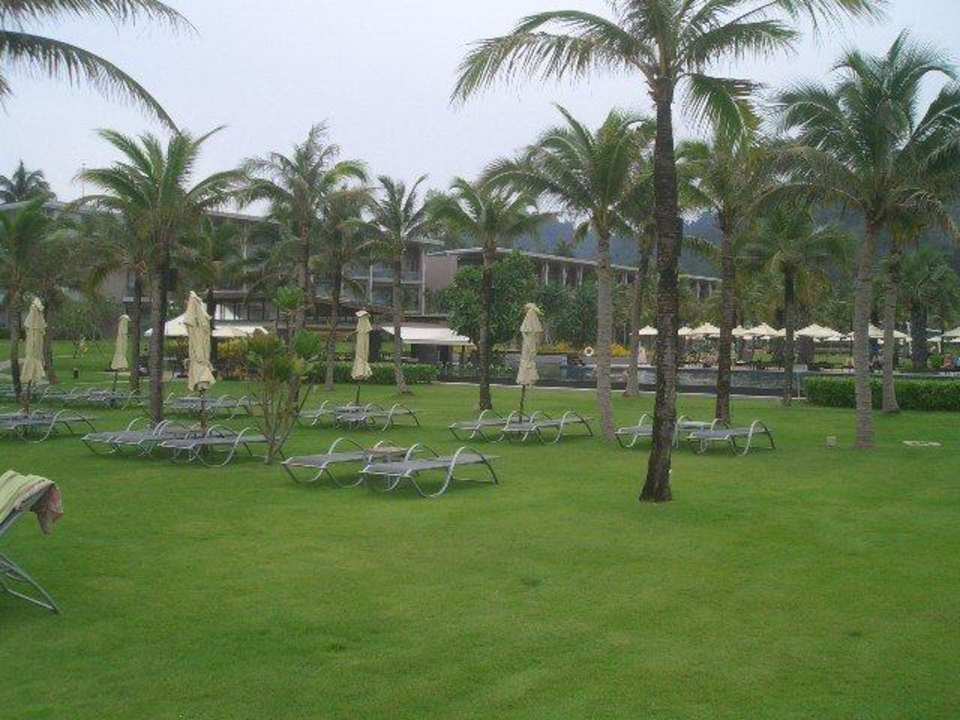 Liegewiese vorm Strand The Sands Khao Lak by Katathani