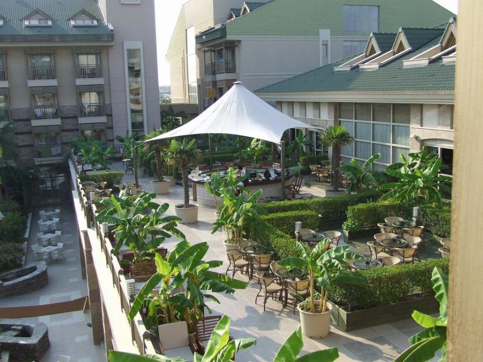 Blick auf die Terracebar von unserem Balkon Can Garden Resort