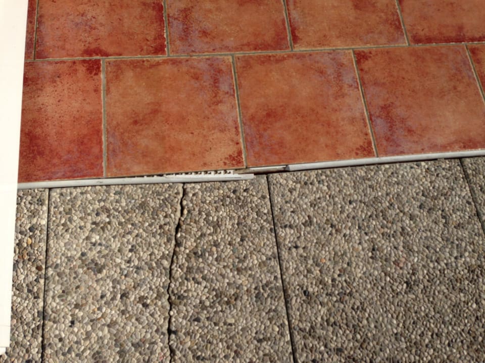 Stolperfalle für Kinder in FlipFlops Ai Pozzi Village Hotel & Resort