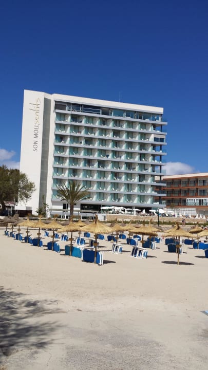 Das ist das Hotel vom Strand aus Son Moll Sentits Hotel & Spa