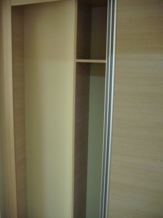 Kleiderschrank Economy Zimmer linke Seite Hane Family Resort