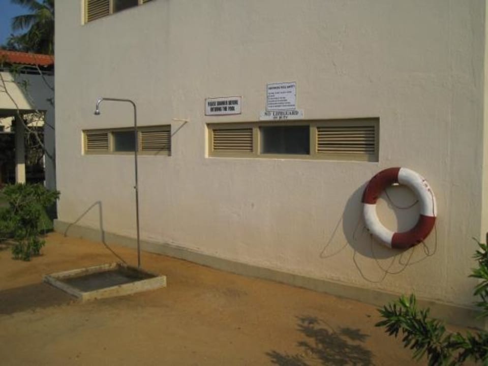 Dusche und Rettungsring Pool Mermaid Hotel & Club