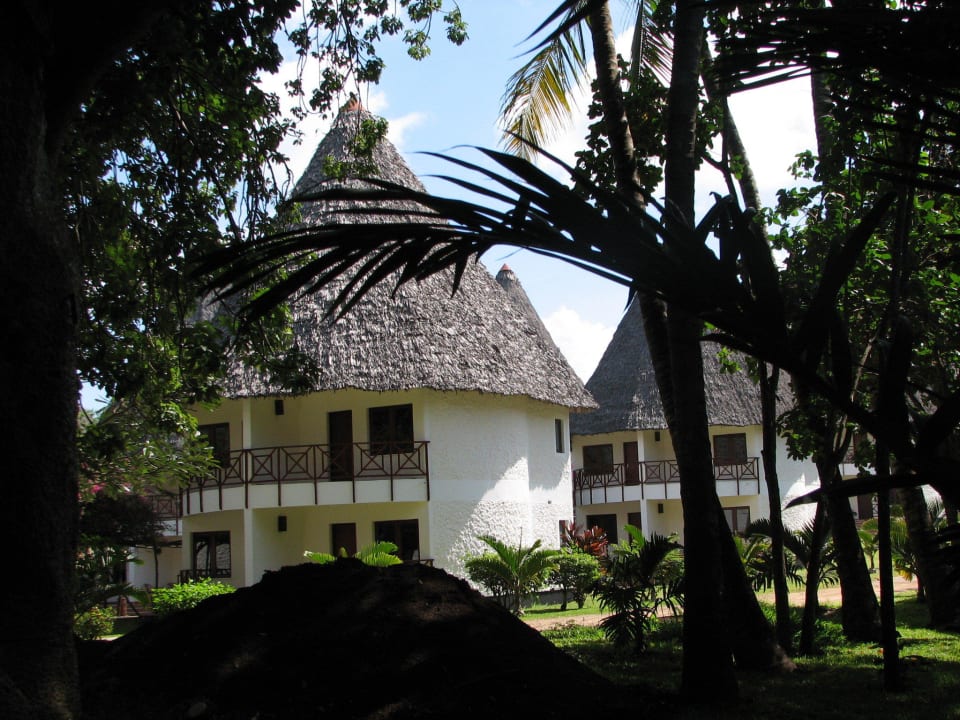 Die Bungalows sind im grünen Neptune Village Beach Resort & Spa