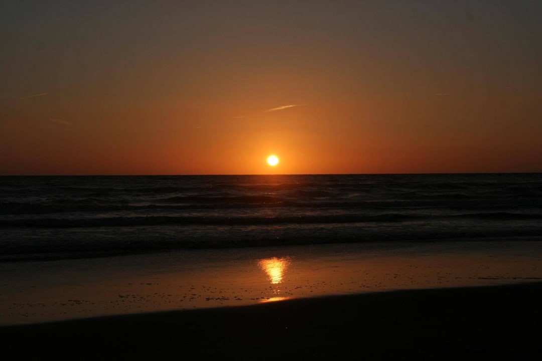 "Frontansicht zur Meerseit..." Strandhotel Golfzang (Egmond aan Zee