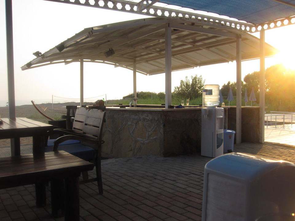 Poolbar mit Terrasse Skys Hotel