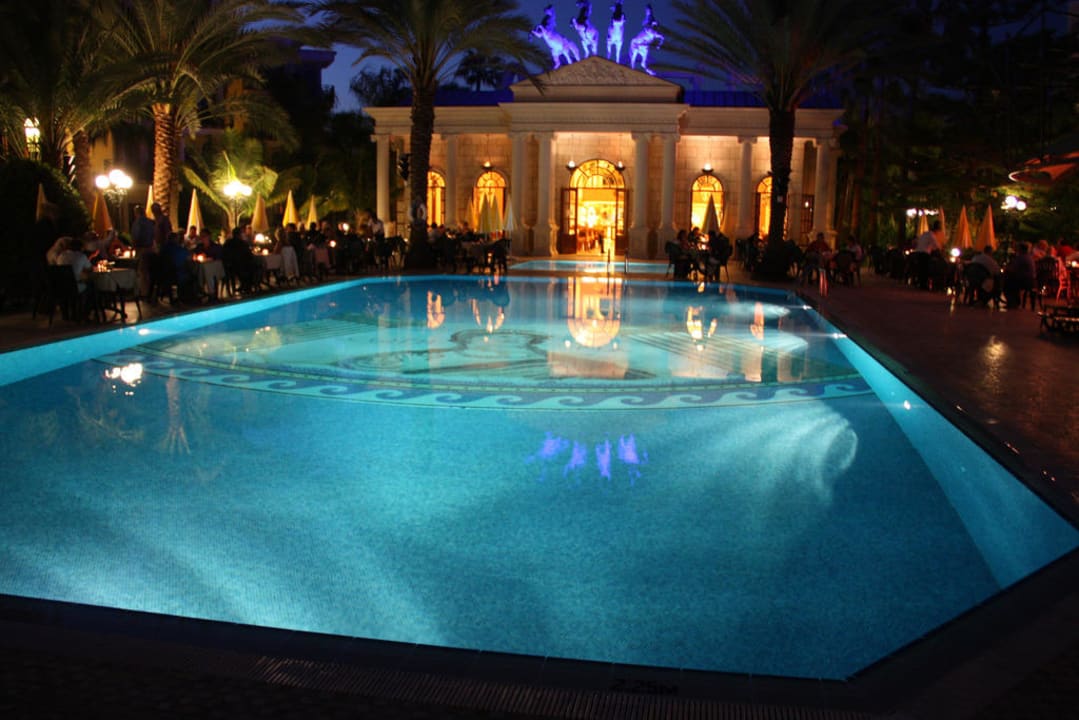 Pool mit Restaurant am Abend Hotel Yetkin