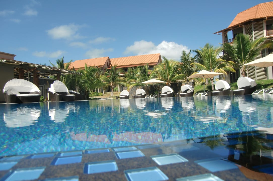 Pool Crystals Beach Resort Belle Mare, a member of Radisson Individuals