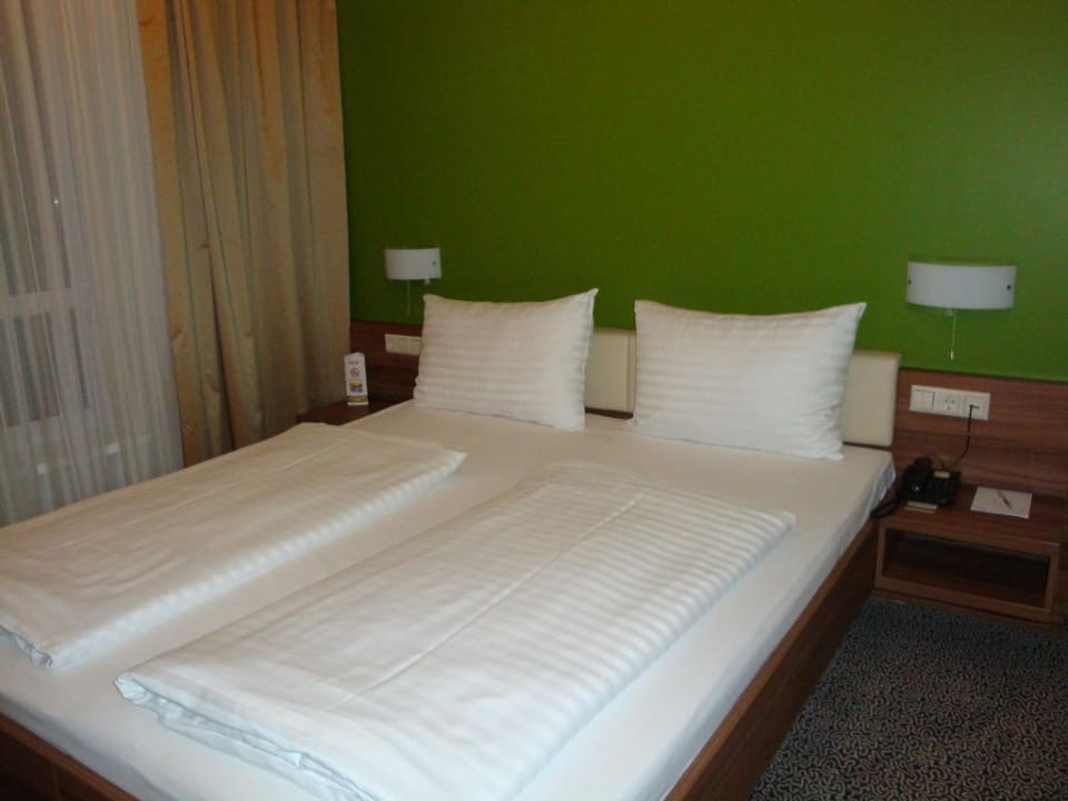 Bett im Zimmer 63 Hotel Süd art
