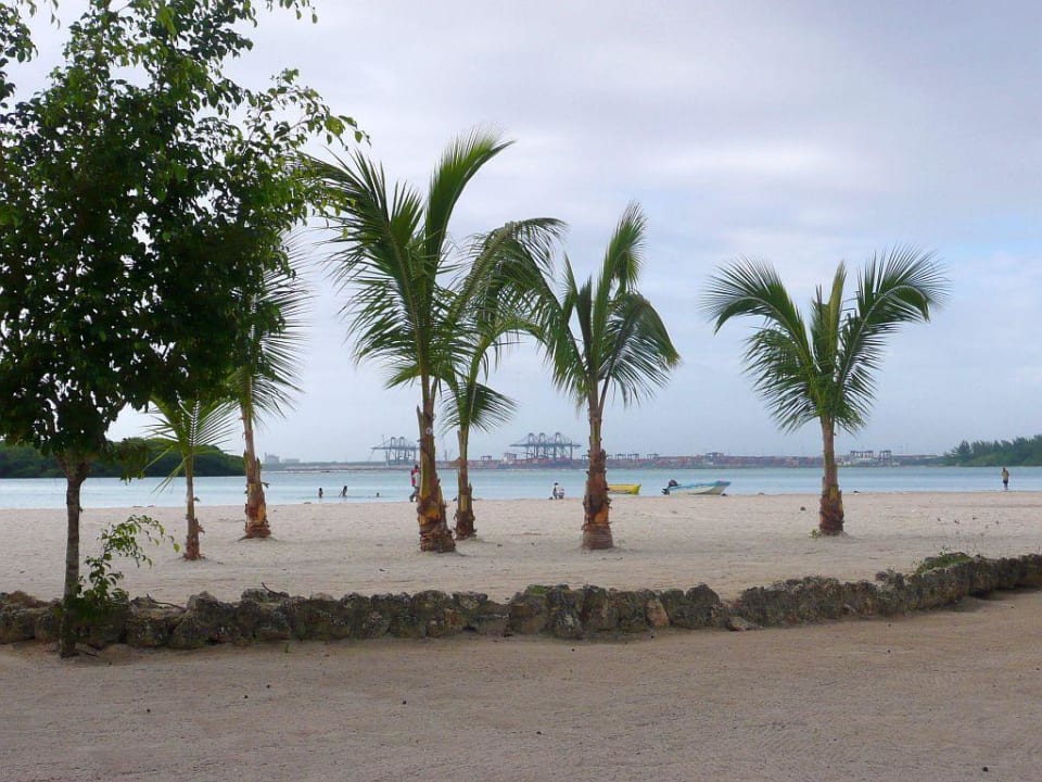 Vielbeschriebene Aussicht zum Containerhafen BelleVue Dominican Bay