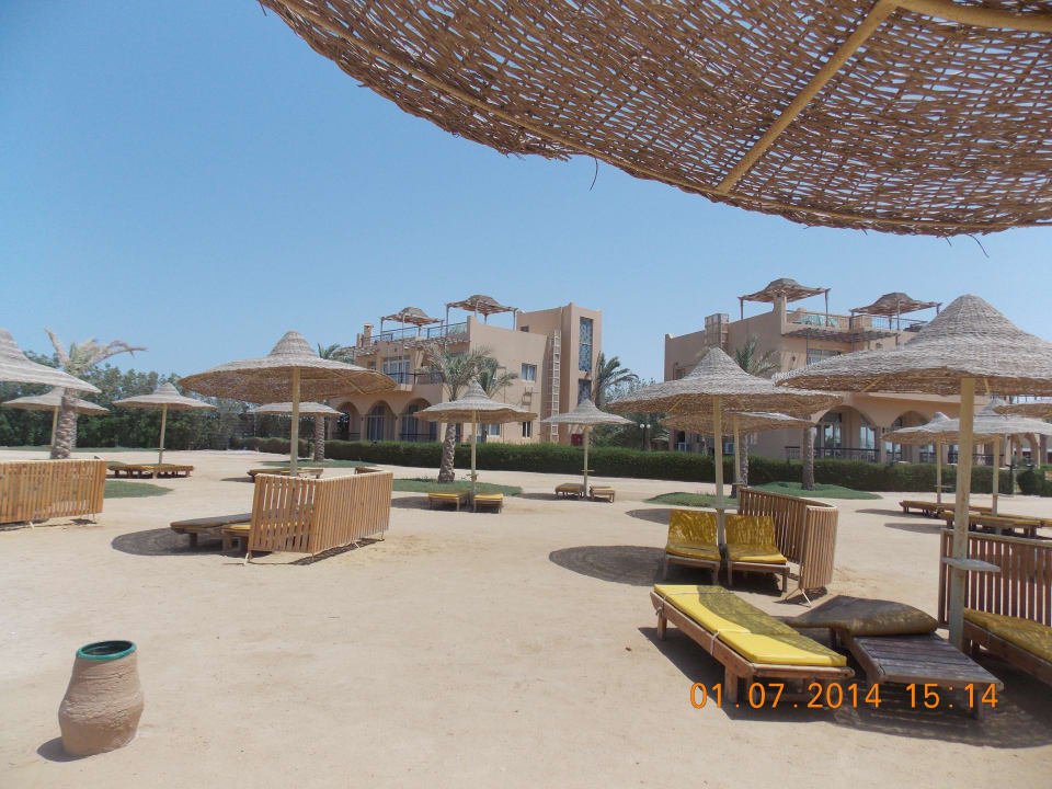 Пляж у лагуны Desert Rose