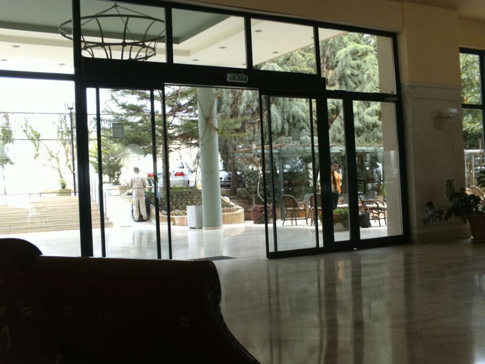 Blick zum Ausgang Aska Hotel Just in Beach