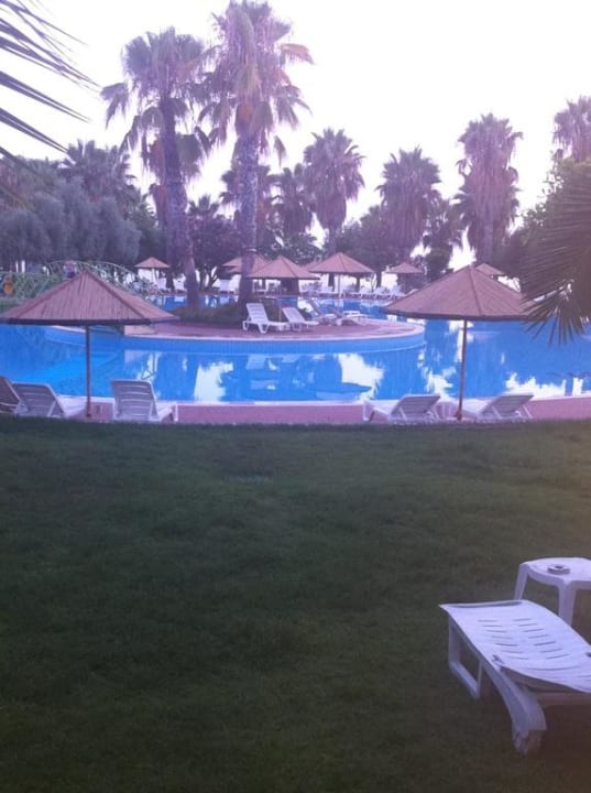 Blick von Liegewiese auf den Pool Hotel Defne Star