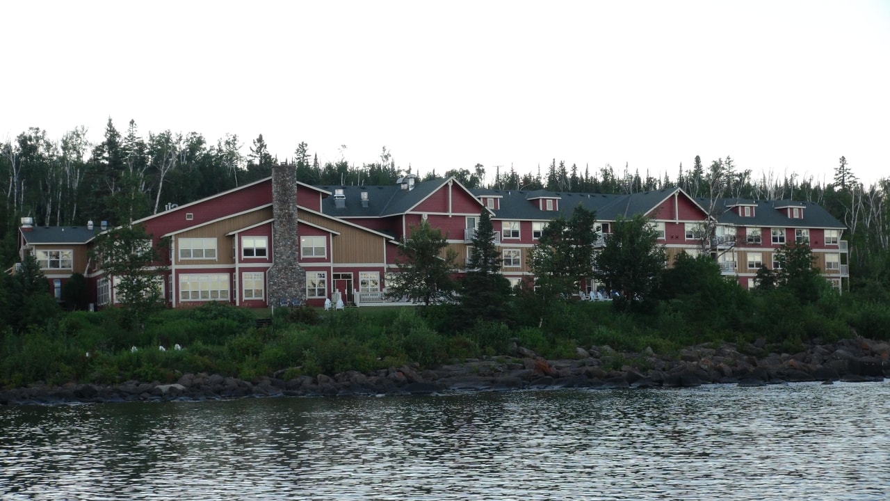 Von gegenüber Cove Point Lodge