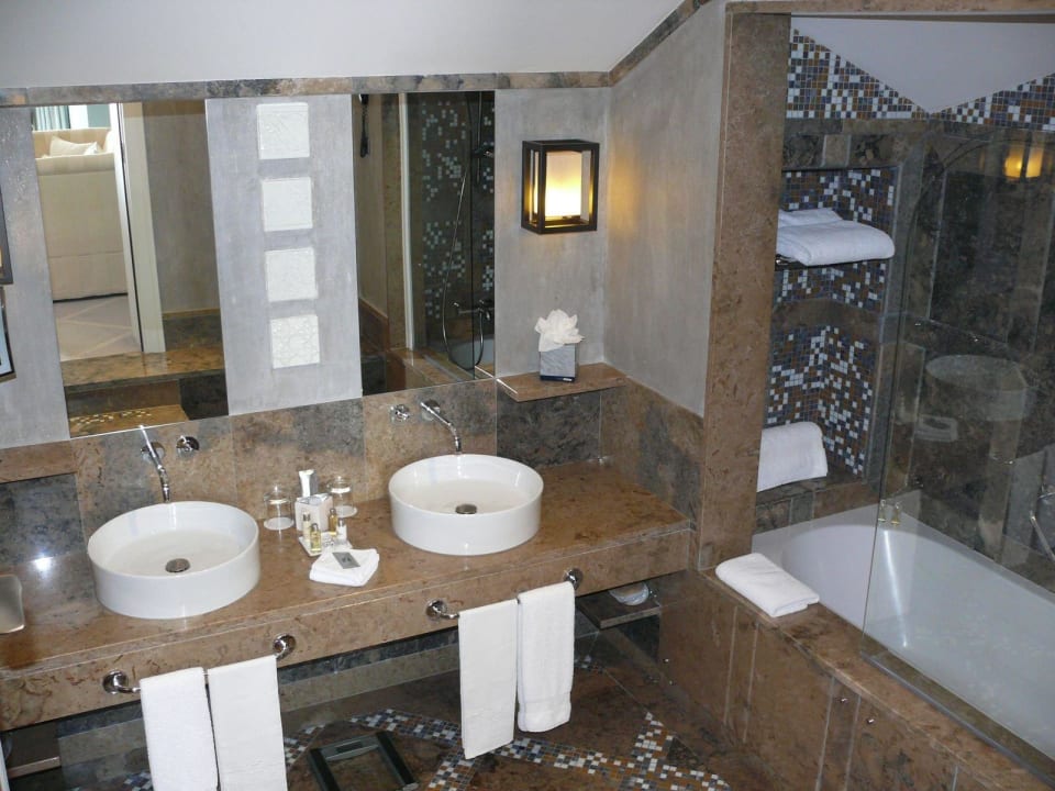 Badezimmer mit feinstem Marmor ausgestattet Grande Real Villa Italia