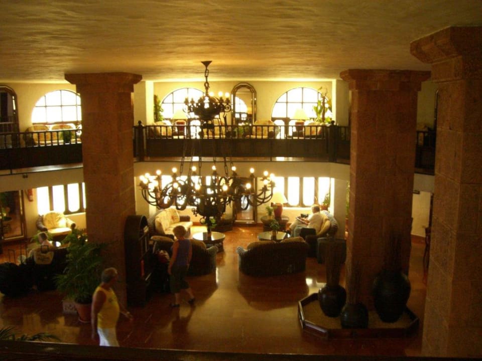 Lobby mit sehr schönen Sitzecken Hotel Parque Tropical