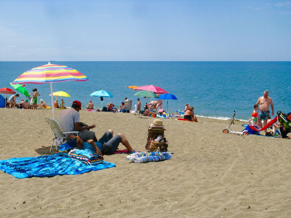 Strandverkäufer verkaufen kleine Schirme u. Decken Park Albatros Village