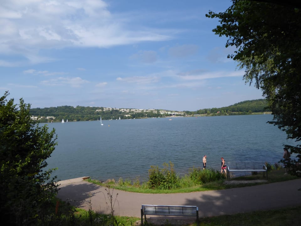 Von der anderen Seeseite im Hintergrund CenterPark Center Parcs Park Bostalsee
