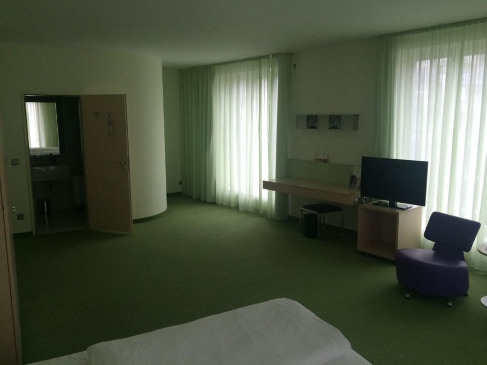 Suite (geht zur Strassenseite mit toter Ecke) Park Plaza Berlin