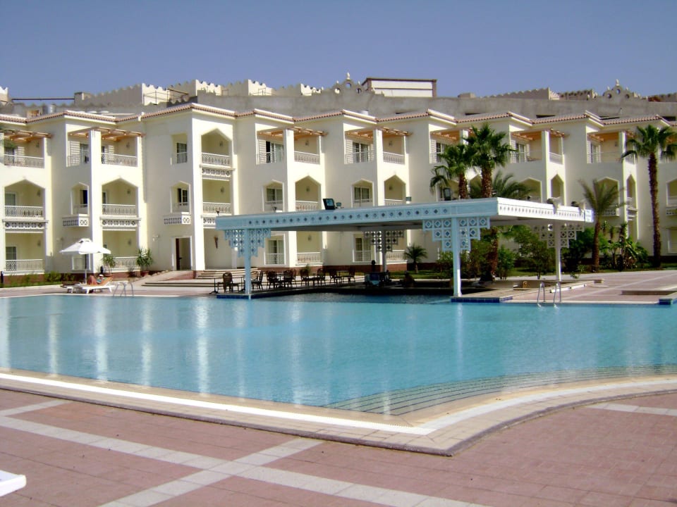 Einer der Pools vor Zimmern 700 The Grand Hotel Hurghada