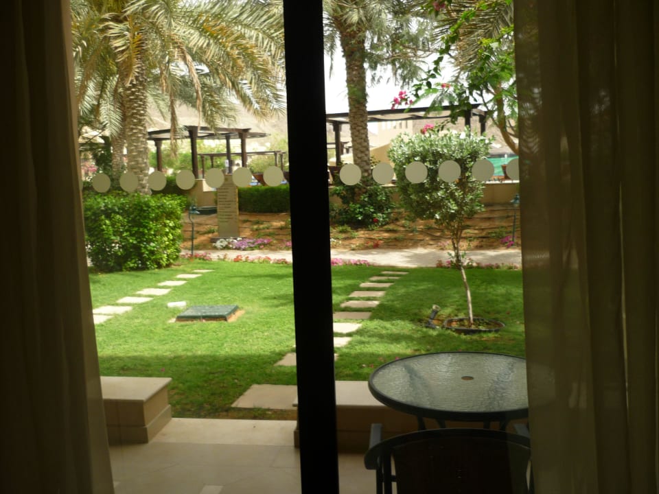 Blick auf die Terrasse Miramar Al Aqah Beach Resort
