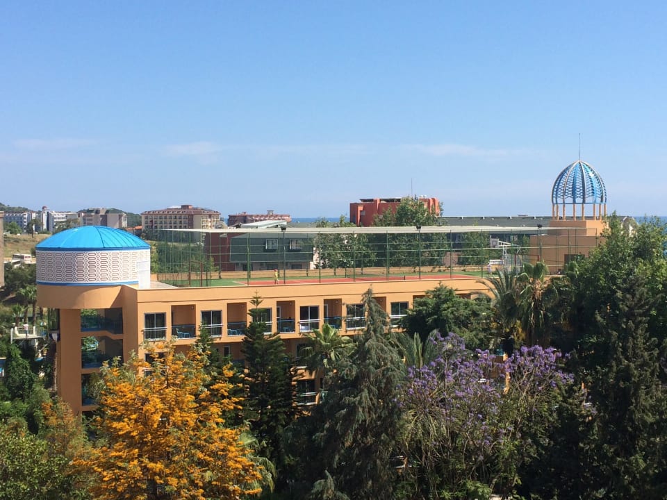 Tennisveld op dak van ander gebouw Hotel Botanik Platinum