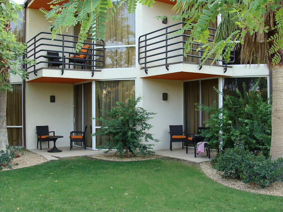 Unsere zwei Terrassen im EG Hotel Palm Springs Riviera Resort