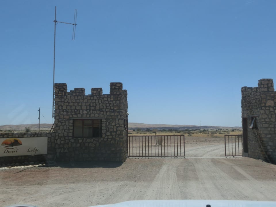 Tor-Einfahrt Namib Desert Lodge