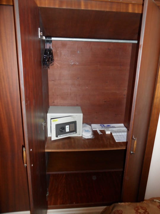 Schrank Zi. 615  Royal Atlantis Beach Hotel
