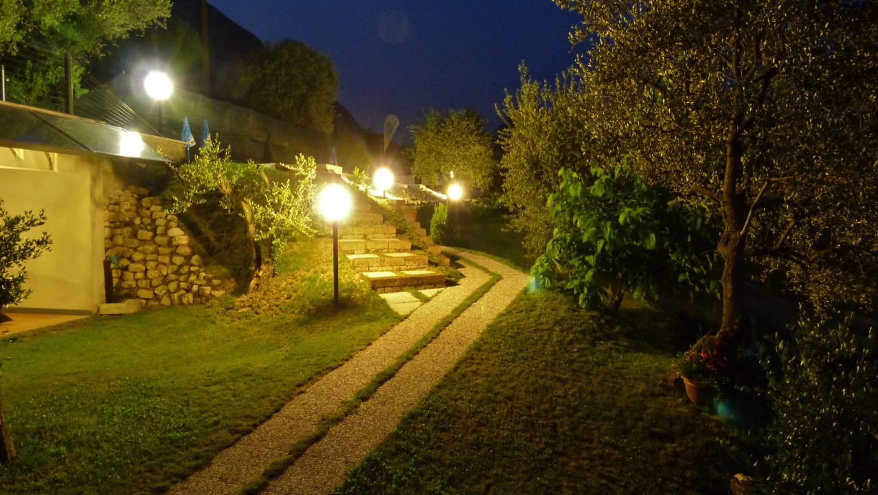 Teil der Gartenanlage zur blauen Stunde Guesthouse Caselli Vigole al Sole