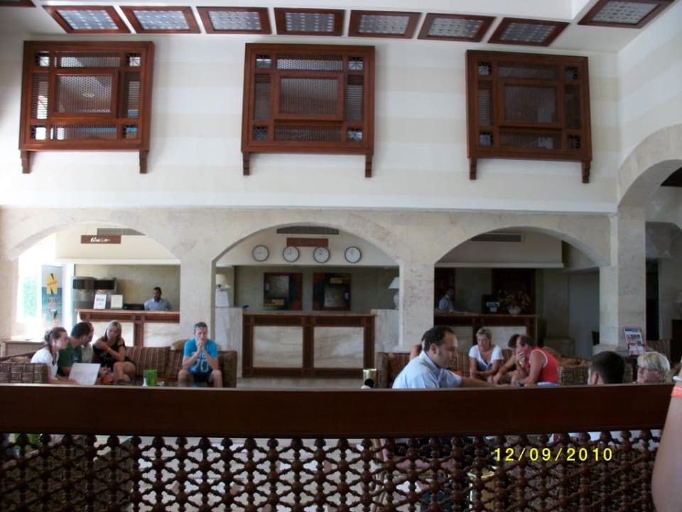 Lobby mit sehr freundlichen Personal Lotus Bay Beach Resort