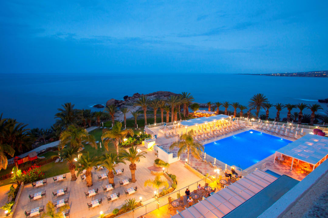 Pool Queen's Bay Hotel