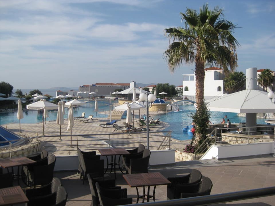 Aussicht auf den Pool Atlantica Marmari Palace