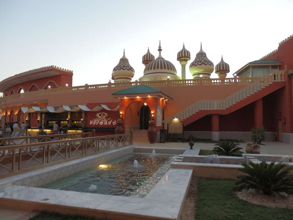 Platz vor de Arena Pickalbatros Alf Leila Wa Leila Resort - Neverland Hurghada