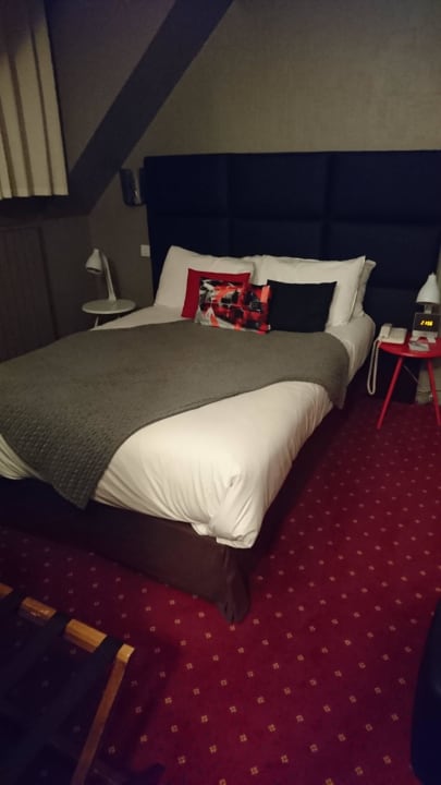 Blick aufs Bett Best Western Hotel Au Cheval Blanc Mulhouse Nord