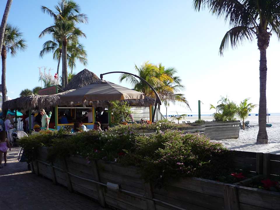 Poolbar und Strandzugang Hotel Outrigger Beach Resort