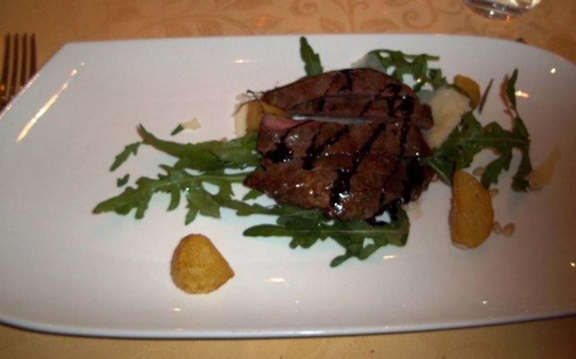 Tagliata vom Rind mit Rauke, Permesanspänen Alphotel Tyrol