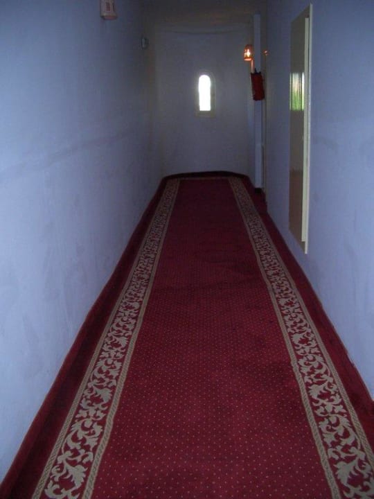 Flur zum Zimmer - roter Teppich Hotel El Mouradi Skanes Beach