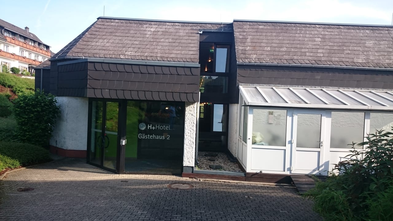 Gästehaus 2 mit "Fahrradkeller" (Anbau in weiß) H+ Hotel Willingen