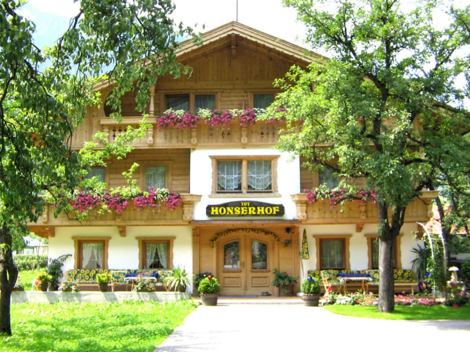 Sommeransicht renoviertes Haus Hotel Honserhof