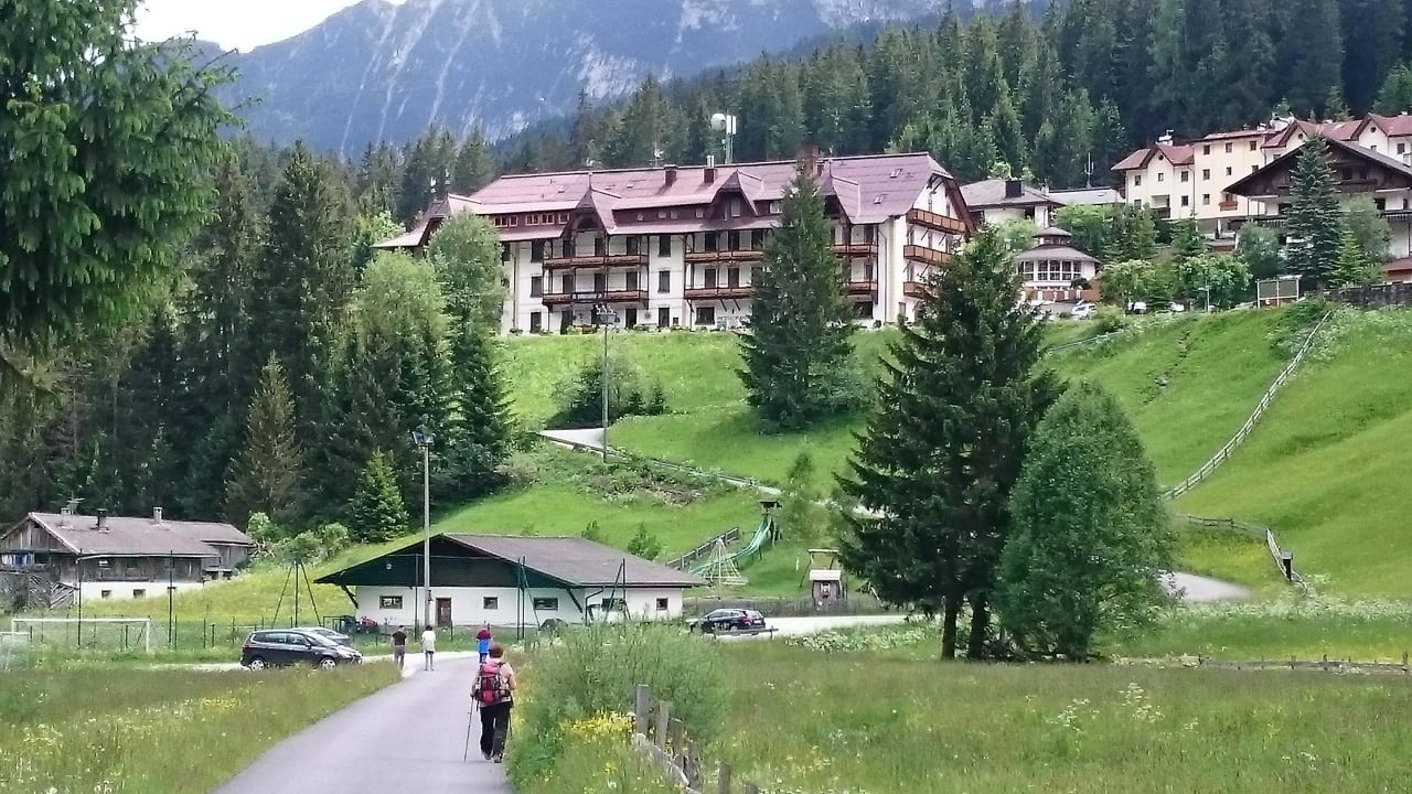 Blick vom Tal zum Hotel Sonklarhof