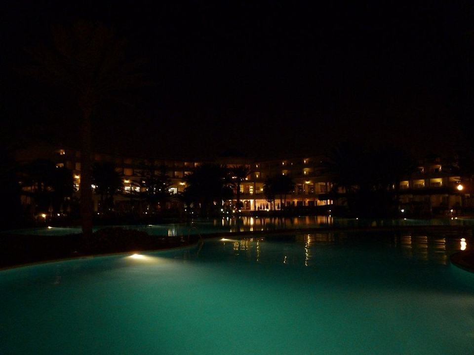 Poolanlage am Abend Iberostar Waves Founty Beach