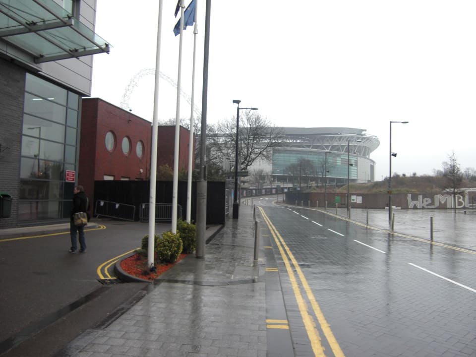 Sicht auf das Stadion vom Hoteleingang Hotel ibis London Wembley