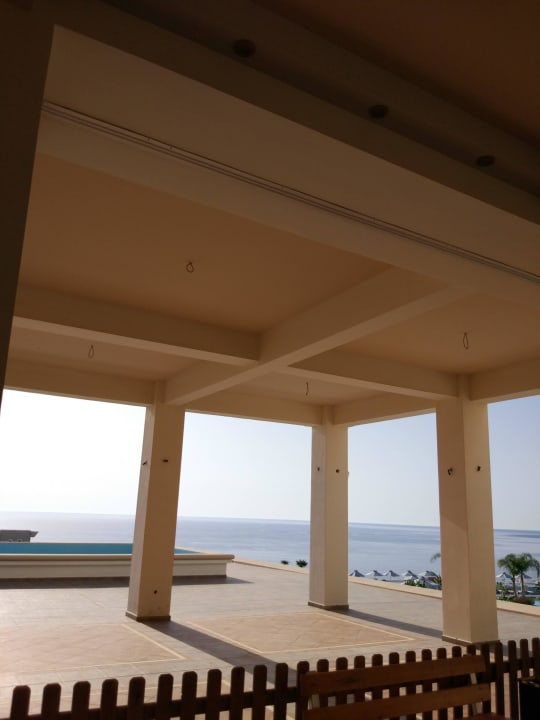 Unweit vom Speisesal sieht es so aus, Elektrokabel Atrium Prestige Thalasso Spa Resort & Villas