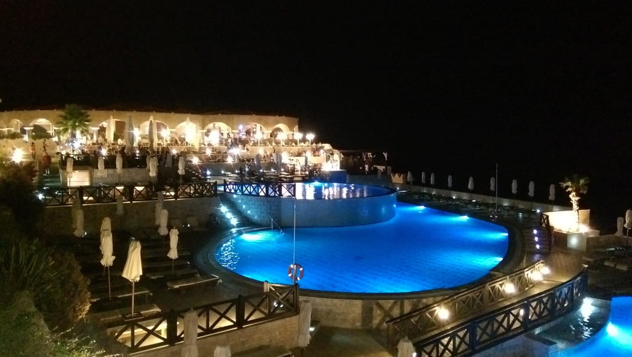 Pool und Restaurant am Abend Hotel Kalithea Horizon Royal