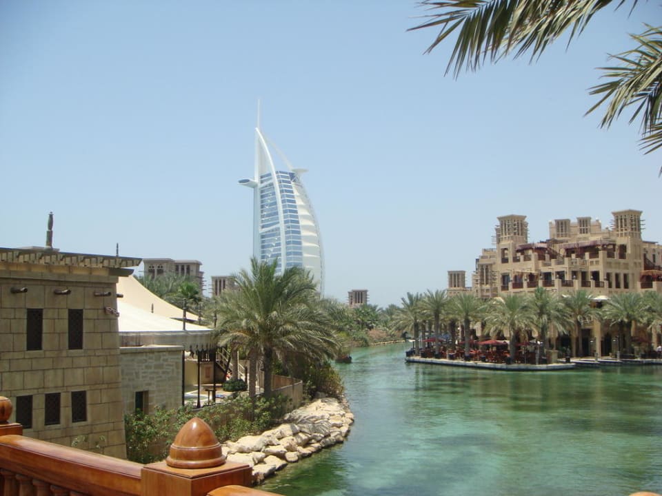 Gartenanlage mit Blick auf Burj Al Arab Jumeirah Al Qasr